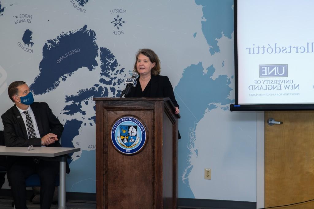 Icelandic Ambassador Bergdís Ellertsdóttir and UNE President James D. 赫伯特